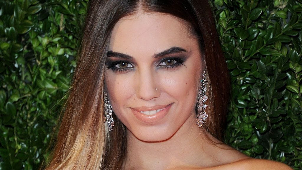 Amber LeBon saapui British Fashion Awardseihin näyttävässä, vaaleassa iltapuvussa.