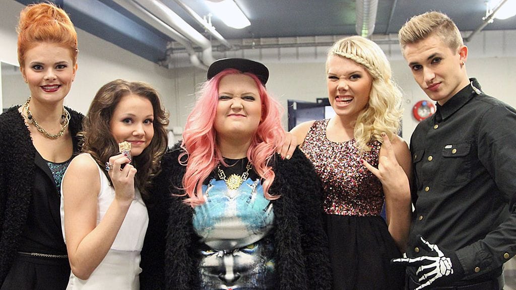 Idols-kilpailijat Erika Vikman, Sara Kurkola, Alma Miettinen, Nomi Enckel jal Joseph Miettinen takahuoneessa