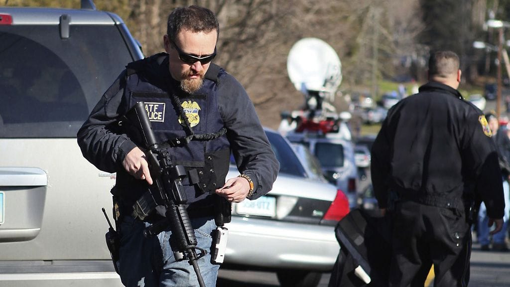 Poliisi oli valmistautunut raskaasti aseilla, kun se hälytettiin Yhdysvaltain Connecticutiin kouluampumisen takia.