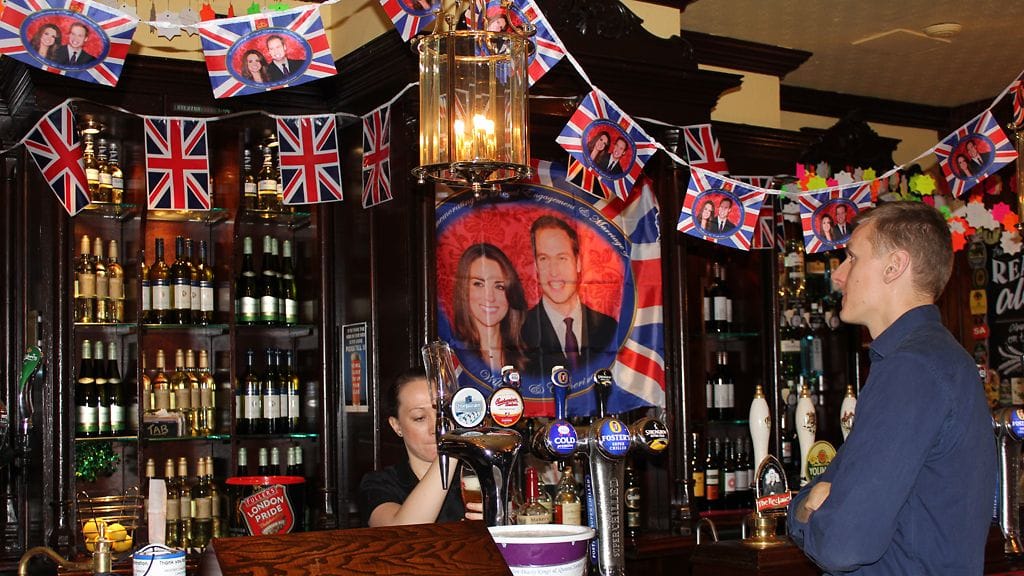 Moni pubi on koristautunut häätuotteilla ja lipuilla. Kuva: Kati Hyttinen/MTV3