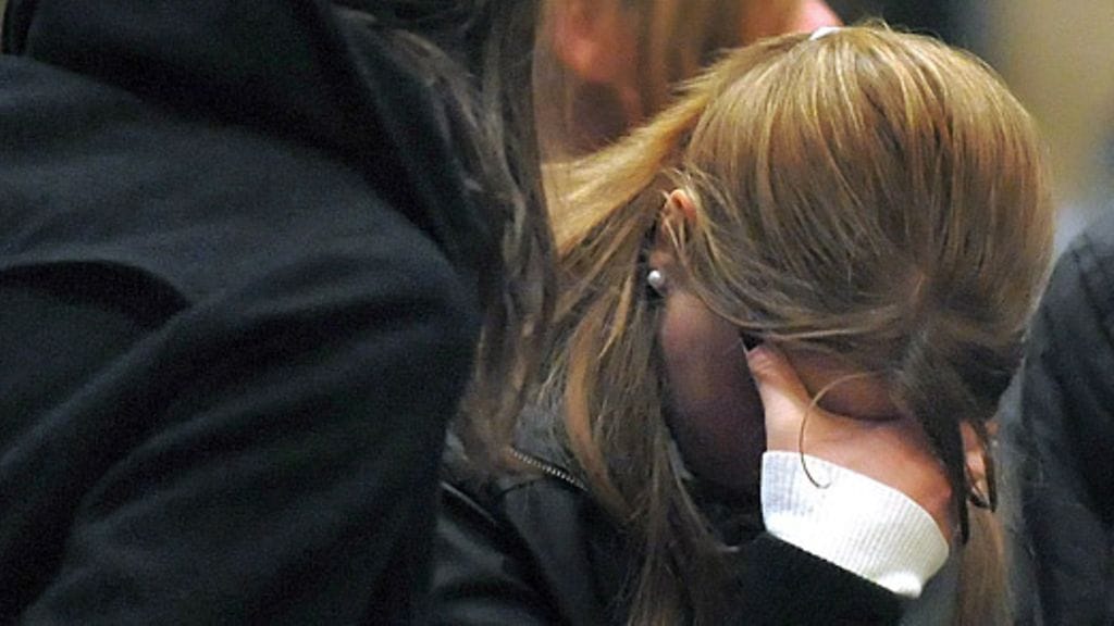 Tyttö suree Winnendenin kirkossa koulusurmia. Kuva: Epa