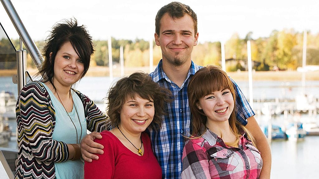 Maajussi-Christian morsianehdokkaidensa Jonnan, Annan ja Millan kanssa.