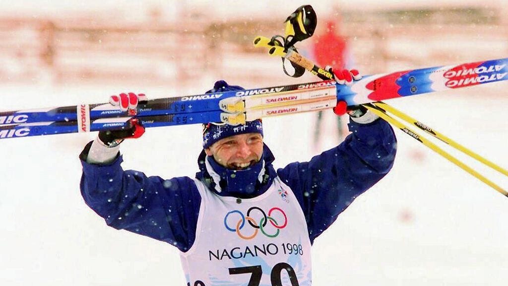 Mika Myllylä juhlimassa olympiakultaa miesten perinteisellä 30 kilometrillä.