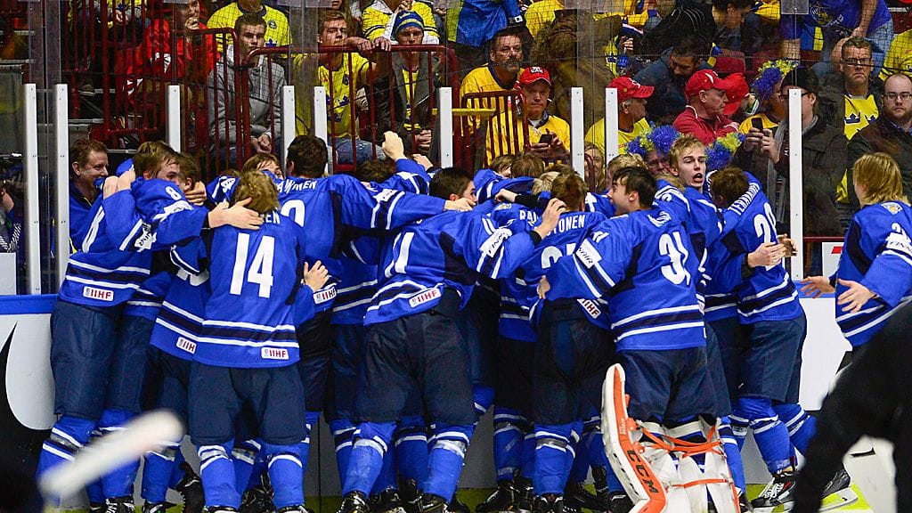Nuoret Leijonat juhlii MM-kultaa.