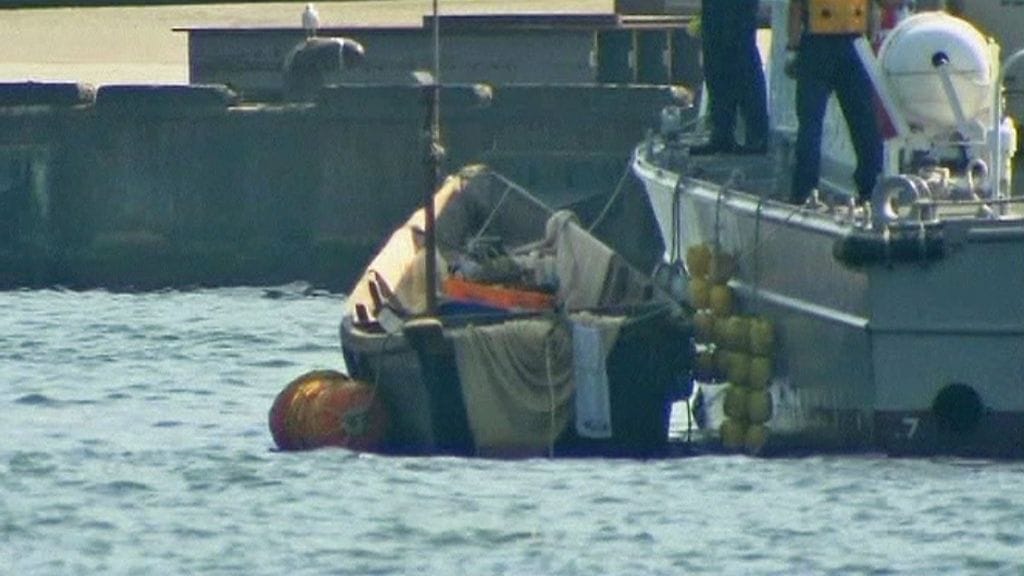 Pakolaisvene japanilaisessa satamassa.