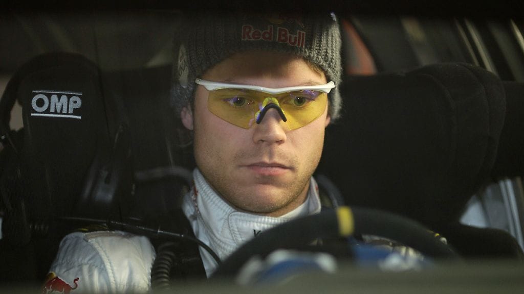 Andreas Mikkelsen johtaa kilpailua 0,2 sekunnin erolla.