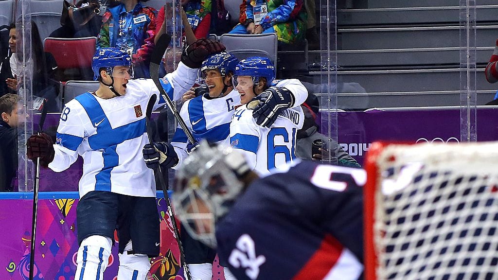Lauri Korpikoski, Teemu Selänne ja Mikael Granlund juhlivat 1-0-maalin jälkeen.