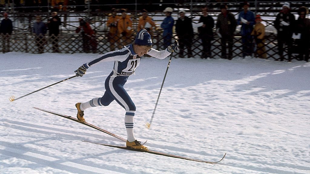 Helena Takalo hiitämässä 10 kilometrin kisaa Inssbrukin olympialaisissa.