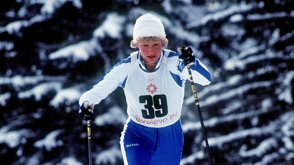 Marja-Liisa Hämäläinen hiihtämässä Sarajevossa kohti 20 kilometrin kisan voittoa.