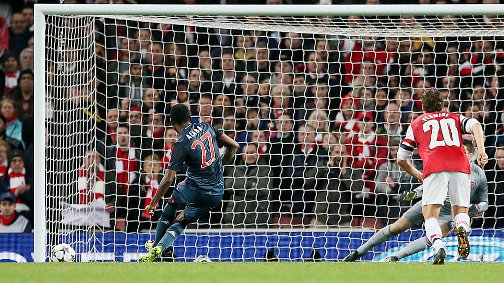 David Alaba tööttää rankkarinsa tolpan ulkosyrjään.