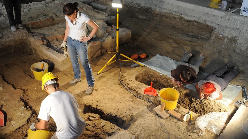 Arkeologit työn touhussa entisen St. Ursulan luostarissa Firenzessä Italiassa 17. heinäkuuta 2012. Kaivauksesta löytyneen luurangon uskotaan kuuluneen aatelisnainen Lisa Gherardinille, jonka uskotaan toimineen maailmankuulun Mona Lisa -maalauksen mallina.