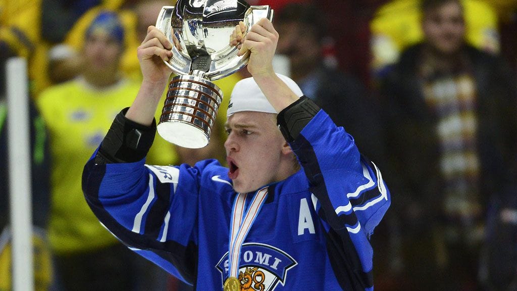 Rasmus Ristolainen nosteli mestaruuspyttyä Malmössä 5. tammikuuta 2014.