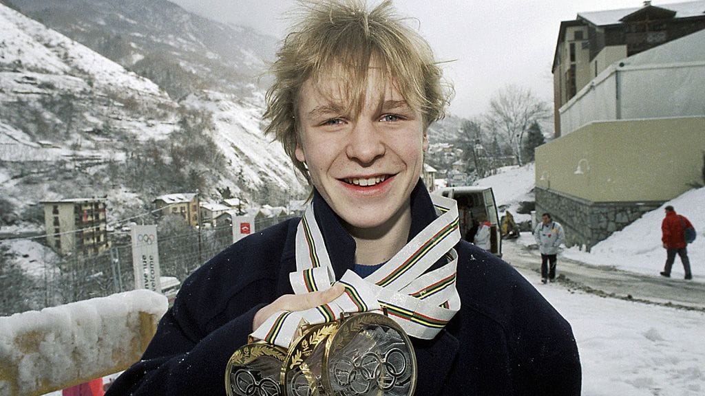 Toni Nieminen esittelee kolmea Albertvillen olympiamitaliaan.