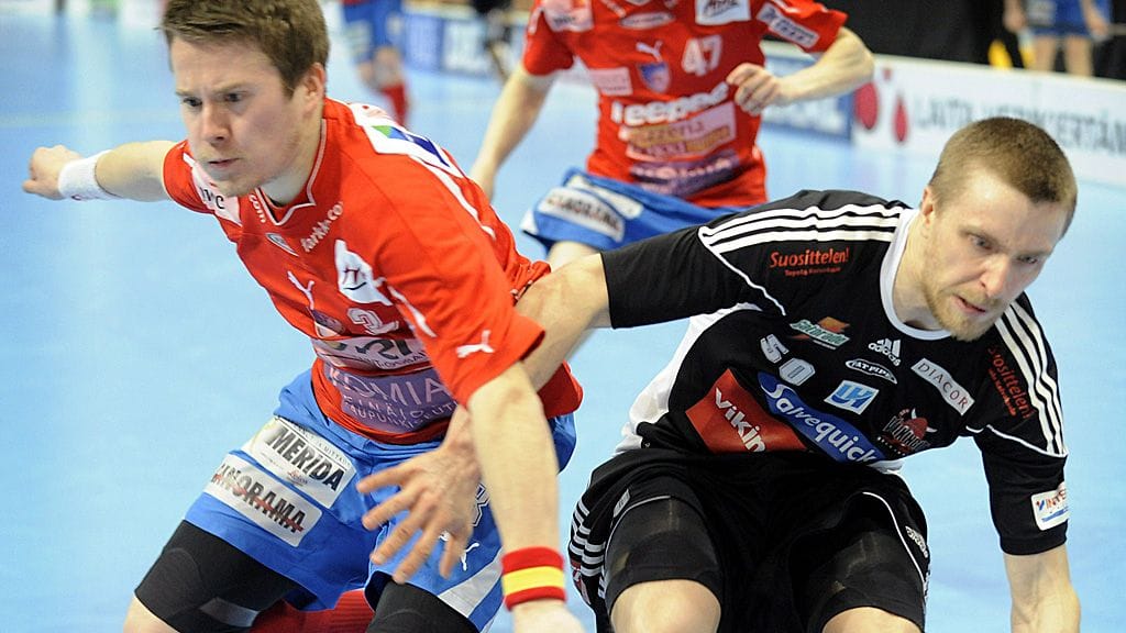 Tatu Väänänen ja Tero Tiitu taistelevat pallosta vuoden 2011 SM-finaaleissa.