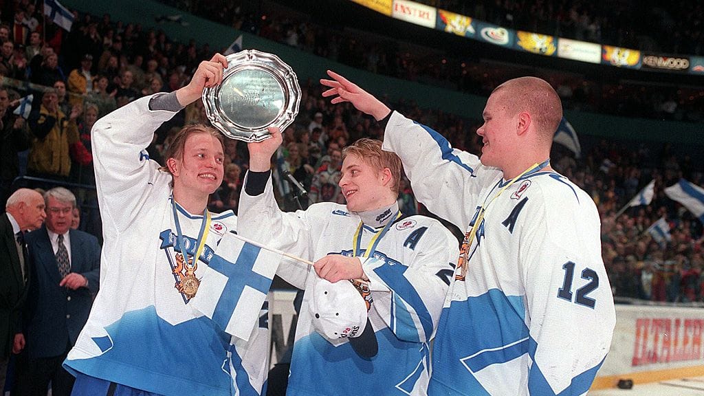 Kapteeni Pasi Petriläinen, Niko Kapanen ja Olli Jokinen 1998 MM-finaalin jälkeen.