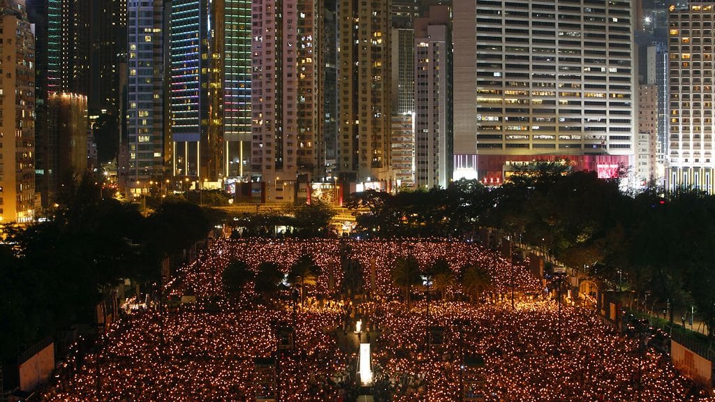 Tiananmenin verilöylyn vuosipäivää vietettiin perinteisillä kynttiläkulkueilla Hongkongissa 4.6.2011. Siihen osallistui tuhansia ihmisiä. Kuva: EPA