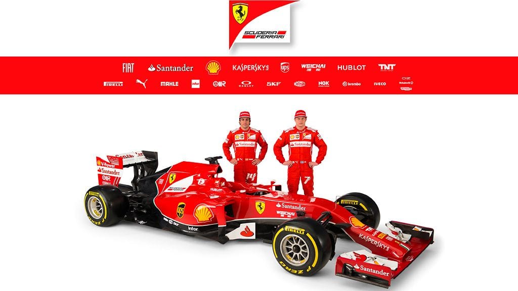 Kimi Räikkönen (oik.) ja Fernando Alonso poseerasivat uuden Ferrarin vieressä.