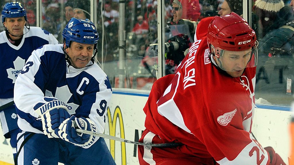 Brian Rafalski kamppaili Doug Gilmourin kanssa Winter Classic Alumni -ottelussa vuodenvaihteessa.