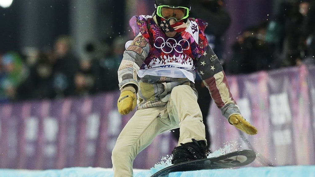 Shaun White laskeutui kourun reunalle avauslaskussaan.