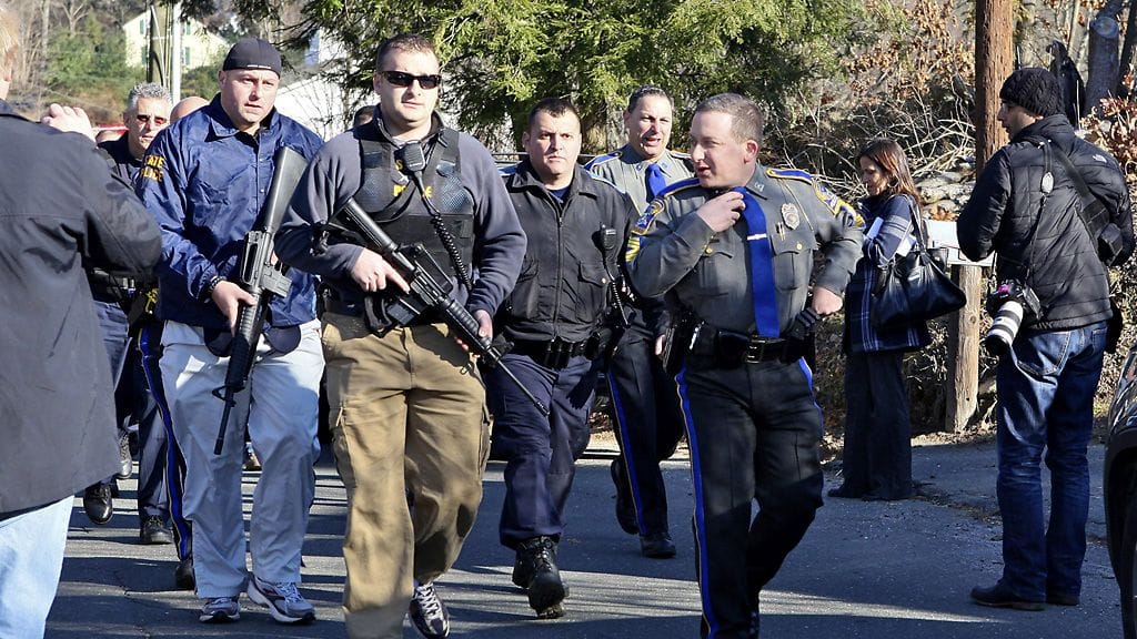 Connecticutin kouluampuja oli poliisin mukaan tunkeutunut kouluun väkisin.