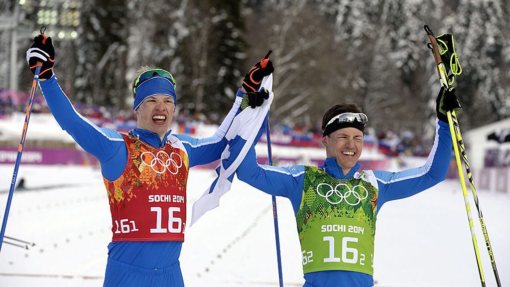 Iivo Niskanen ja Sami Jauhojärvi juhlivat kolme vuotta sitten olympiavoittajina. Siivittääkö kotiyleisö kaksikon sunnuntaina maailmanmestaruuteen?