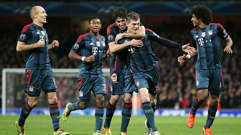 Toni Kroosia onnitellaan Bayernin 1-0-maalin jälkeen.