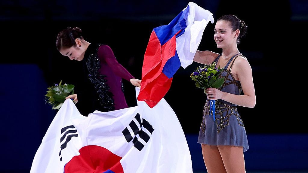 Adelina Sotnikova (oik.) voitti olympiakultaa Sotshissa. Yuna Kim lopetti uransa kisojen jälkeen.