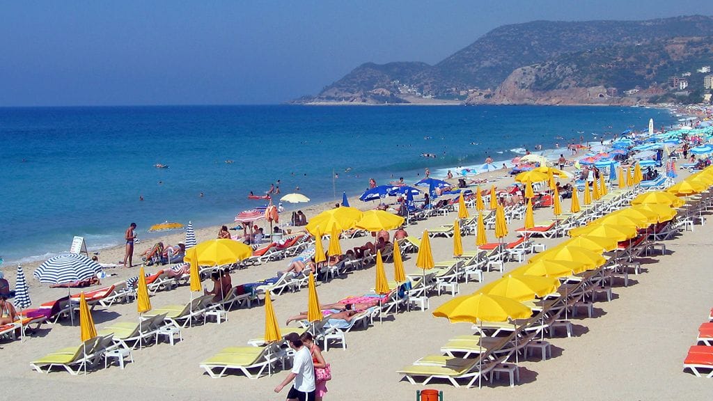 Auringonpalvojia Alanyassa. Kuvituskuva.