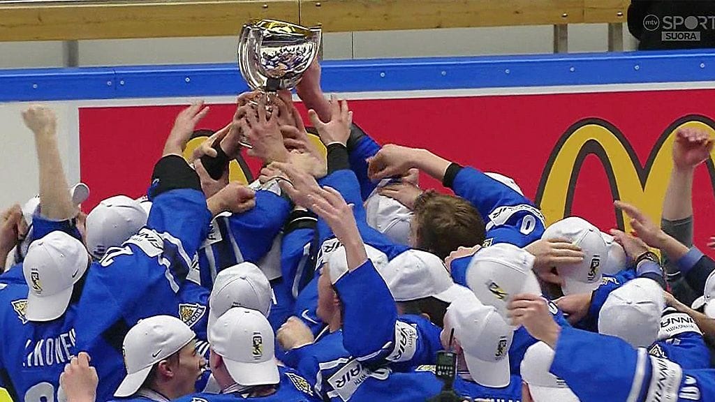 Nuoret Leijonat ja MM-pokaali Malmössä.