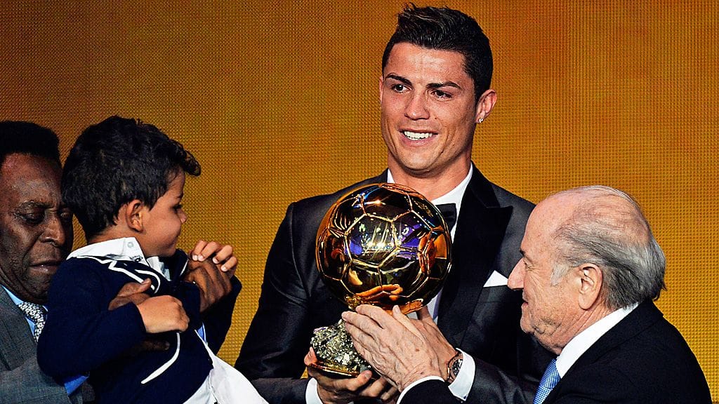 Fifa-pomo Sepp Blatter ojensi Kultaisen pallon Cristiano Ronaldolle.