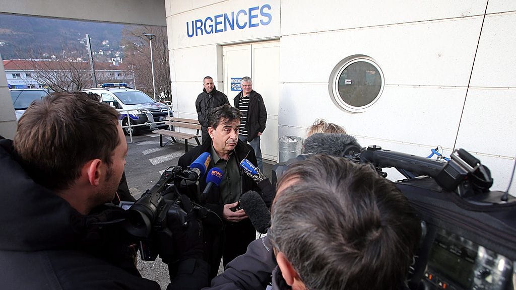 Grenoblen yliopistollisen keskussairaalan johtaja Jean-Marc Grenier puhumassa medialle Schumacherin tilanteesta.