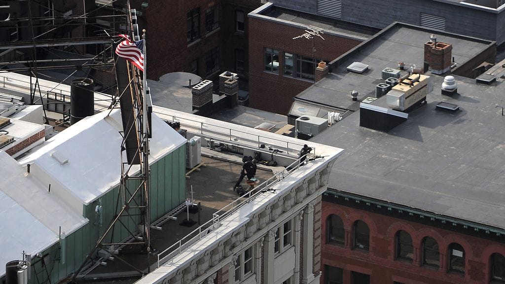 Poliisin joukkoja rakennusten katolla Bostonissa 15. huhtikuuta 2013.