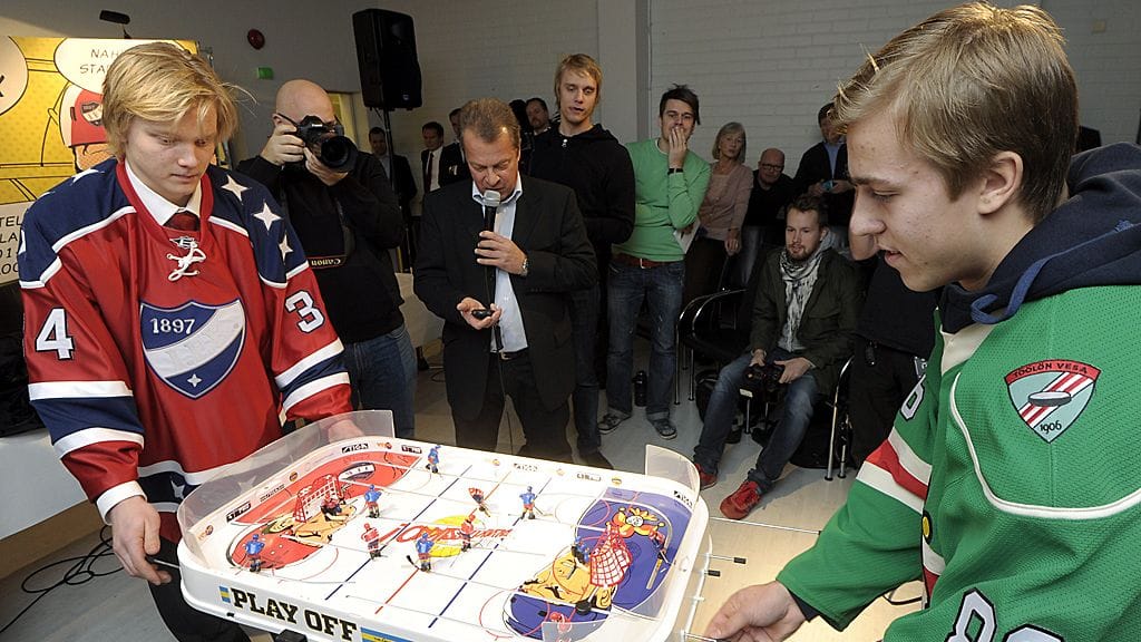 HIFK:n Ville Husso ja Jokereiden Teuvo Teräväinen ottivat yhteen pöytälätkässä Talviklassikko-infossa.