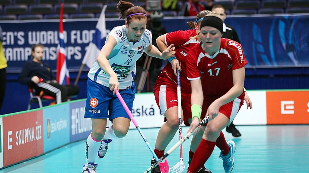 Karoliina Kujala (vas.) oli Suomen parhaimmistoa välierässä Sveitsiä vastaan.