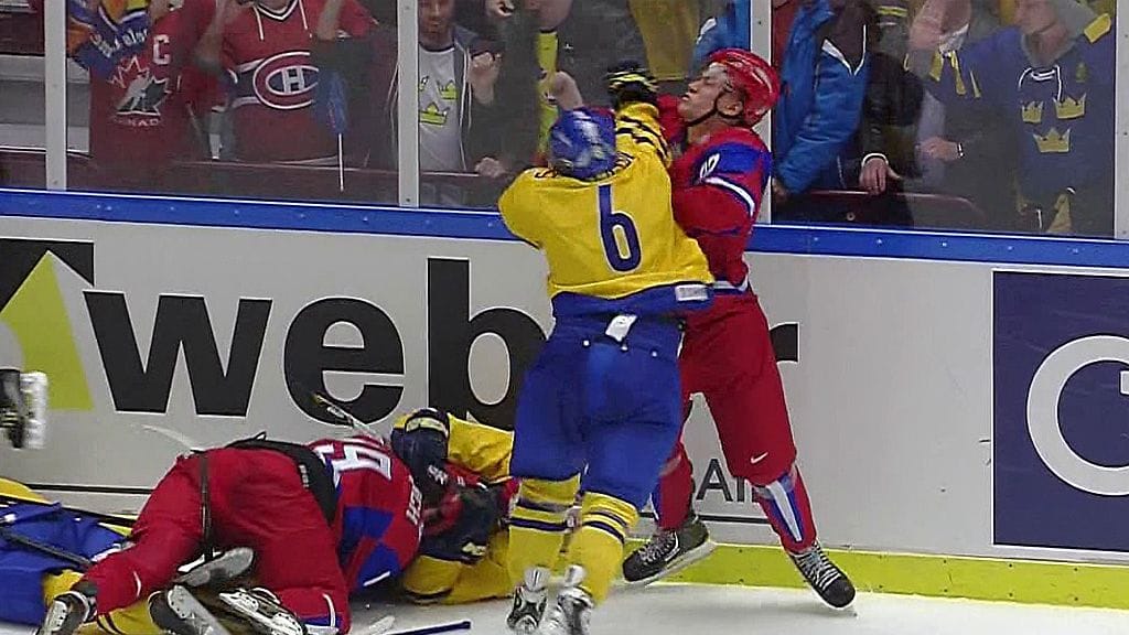 Jesper Pettersson mukiloi venäläispelaajaa MM-välierässä.