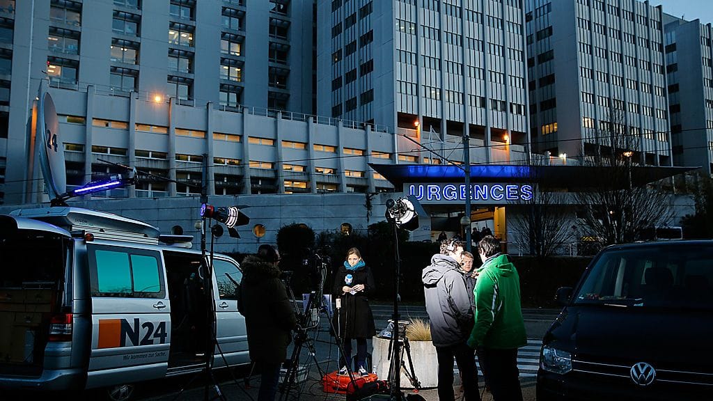 Michael Schumacheria hoidetaan Grenoblen yliopistollisessa sairaalassa. Sairaalan ulkopuolella on paljon toimittajia.