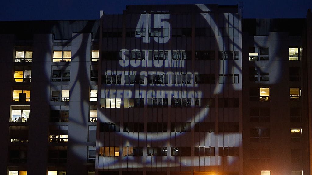 Michael Schumacherille heijastettiin perjantaina syntymäpäiväonnittelut sairaalan seinään Grenoblessa.