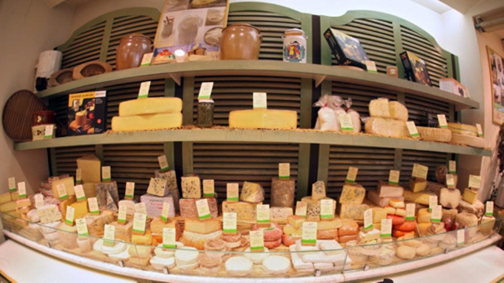 Ranskalaisia juustoja lasivitriinissä.