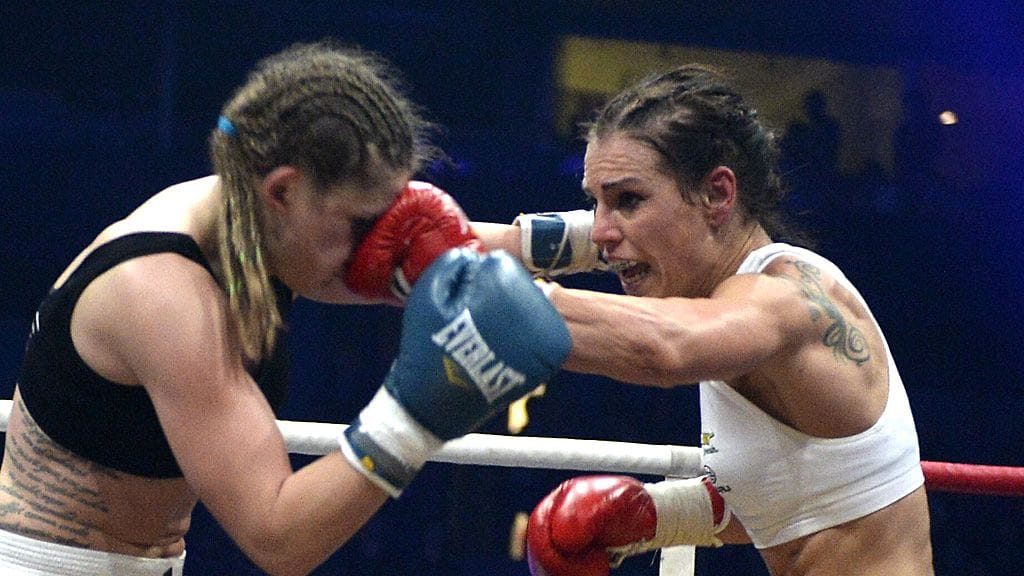 Anna Sikora (vas.) sai joulukuussa Eva Wahlströmin nyrkistä.