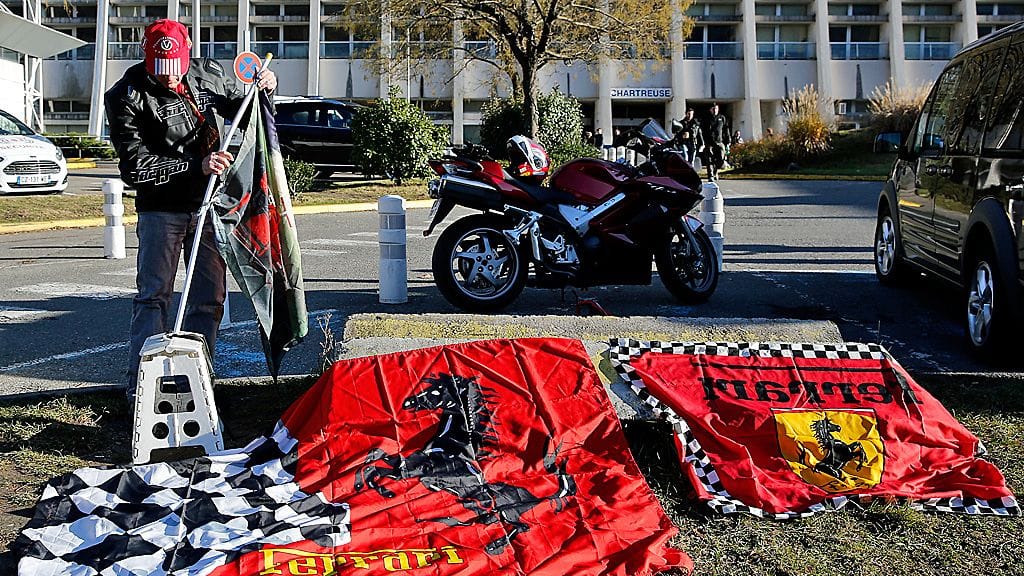 Useat fanit ovat saapuneet Grenoblen sairaalalle tukemaan Michael Schumacheria.