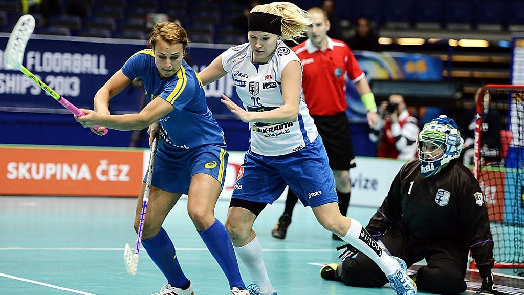 Ruotsin Anna Jakobsson (vas.) iski MM-finaalissa kolme maalia.