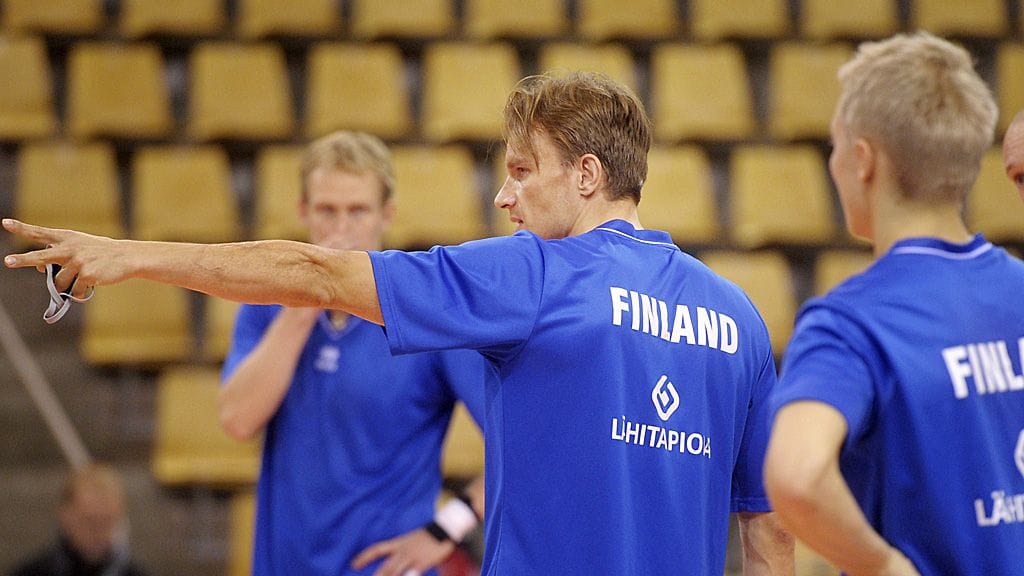 Lentopallomaajoukkueen päävalmentaja Tuomas Sammelvuo jakaa ohjeita harjoituksissa.
