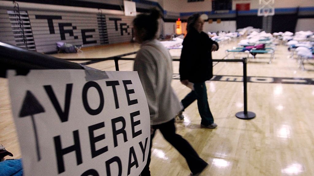 Äänestyspaikka tilapäisessä majoitustilassa hirmumyrsky Sandyn runtelemassa New Jerseyssä.