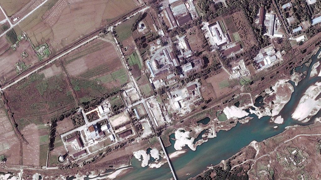 Yongbyonin ydinreaktori näkyy Pohjois-Koreasta otetussa ilmakuvassa.