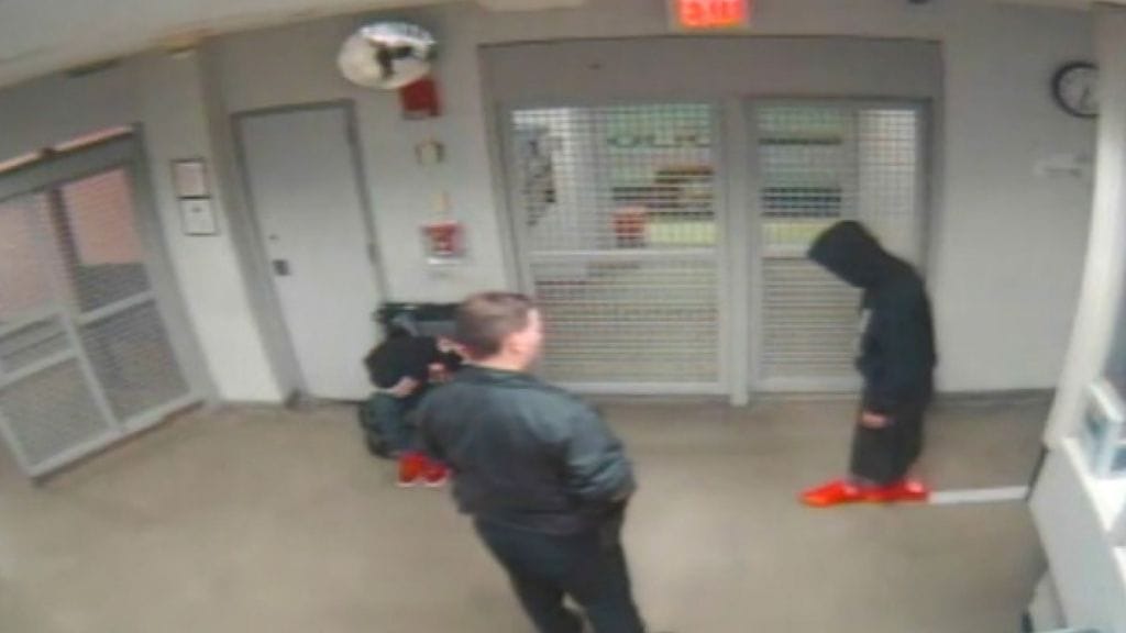 Kuvakaappaus poliisin julkaisemasta Justin Bieberin pidätysvideosta.