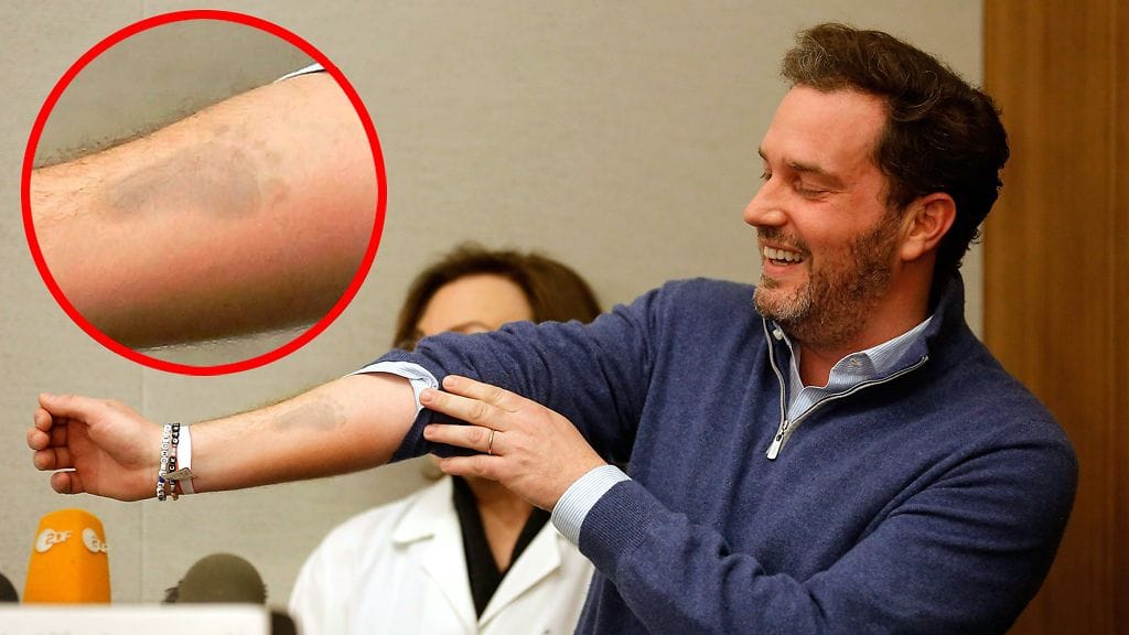 Tuore isä Chris O'Neill esitteli onnellisena käteensä musteella painettua tyttärensä jalanjälkeä.