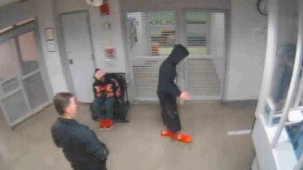 Kuvakaappaus poliisin julkaisemasta Justin Bieberin pidätysvideosta.