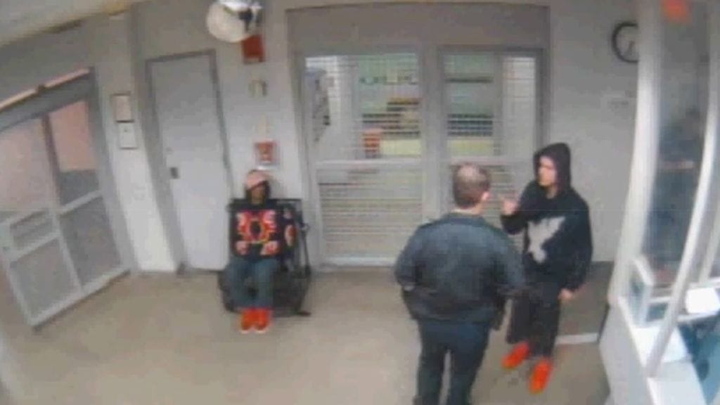 Kuvakaappaus poliisin julkaisemasta Justin Bieberin pidätysvideosta.