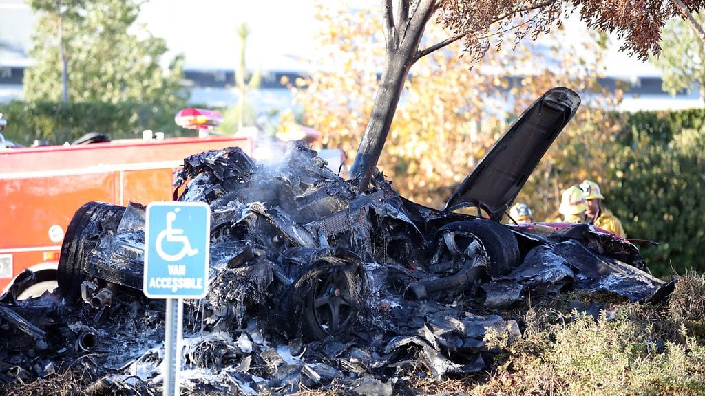 Auto tuhoutui törmäyksessä ja sitä seuranneessa tulipalossa täysin.