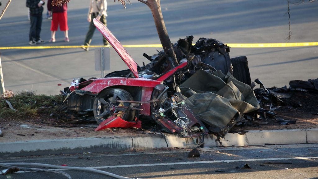 Näyttelijä Paul Walker kuoli rajussa ulosajossa Los Angelesissa lauantaina.